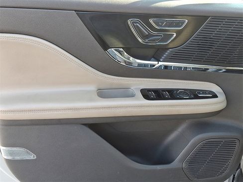 Used 2022 Lincoln Corsair AWD w/ Premium Package image 13