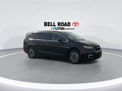 Used 2024 Chrysler Pacifica Select image 2