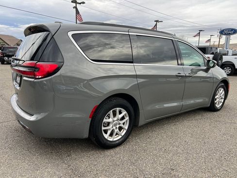 Used 2022 Chrysler Pacifica Touring-L image 5