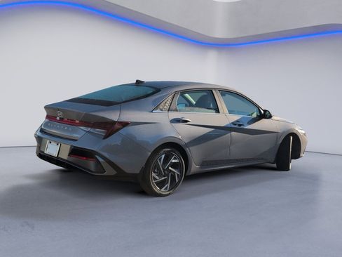 New 2025 Hyundai Elantra Limited FWD image 4