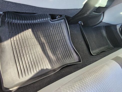 Used 2018 Toyota Corolla LE image 16