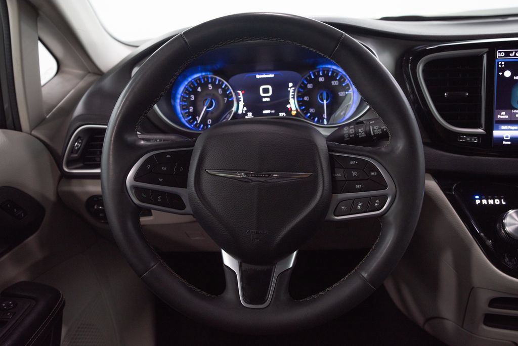 Used 2023 Chrysler Pacifica Touring-L FWD image 25