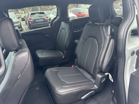 New 2026 Chrysler Pacifica Select image 28
