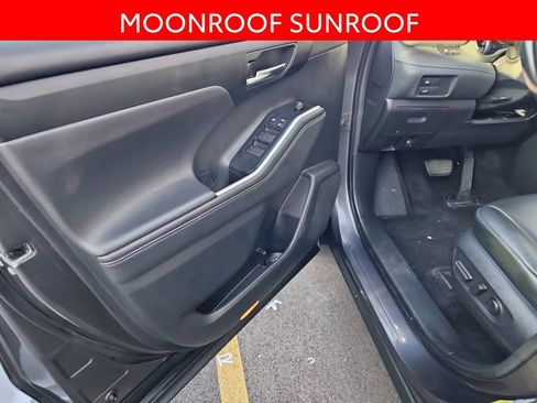 Used 2021 Toyota Highlander XLE AWD/4WD image 5