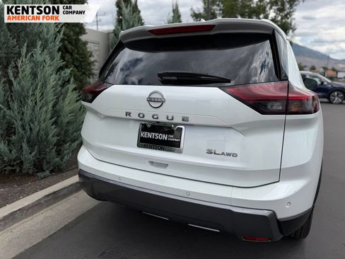 Used 2026 Nissan Rogue SL AWD/4WD image 28
