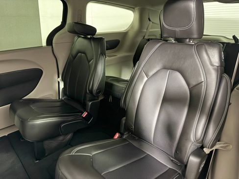 Used 2023 Chrysler Pacifica Touring-L AWD/4WD image 24
