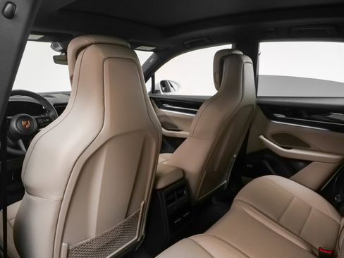 Used 2025 Porsche Macan Electric image 40