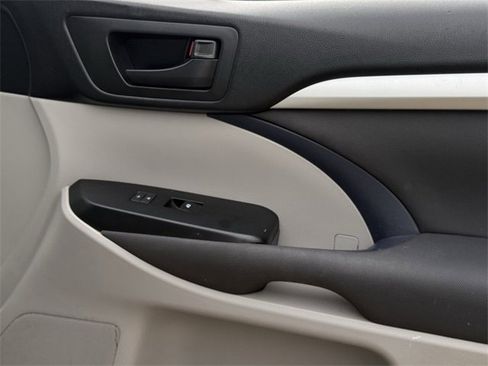 Used 2017 Toyota Highlander LE image 25