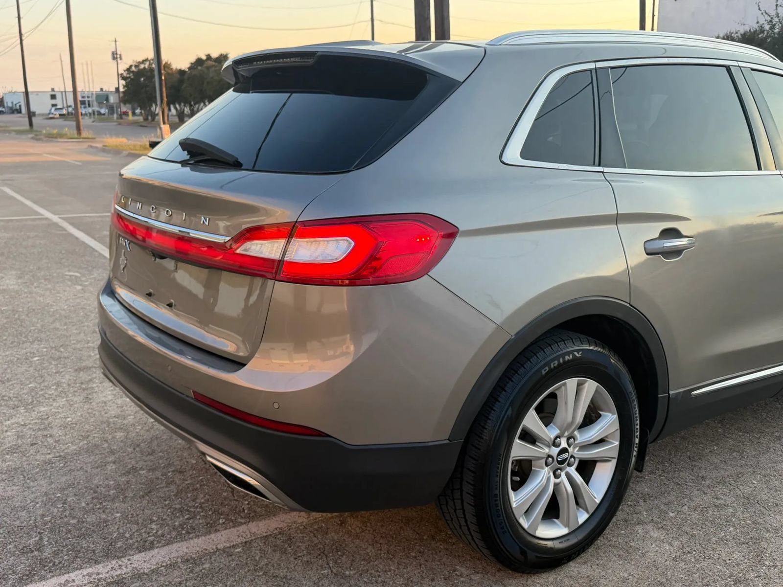 Used 2017 Lincoln MKX Premiere FWD image 5