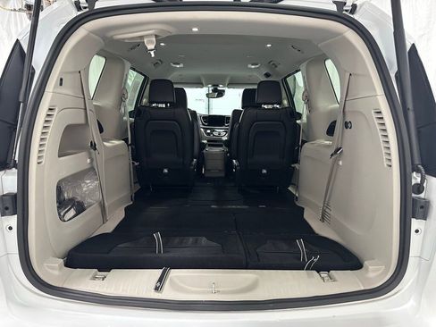 Used 2023 Chrysler Pacifica Touring-L image 48