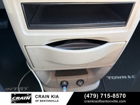 Used 2016 Chrysler Town & Country Touring image 24