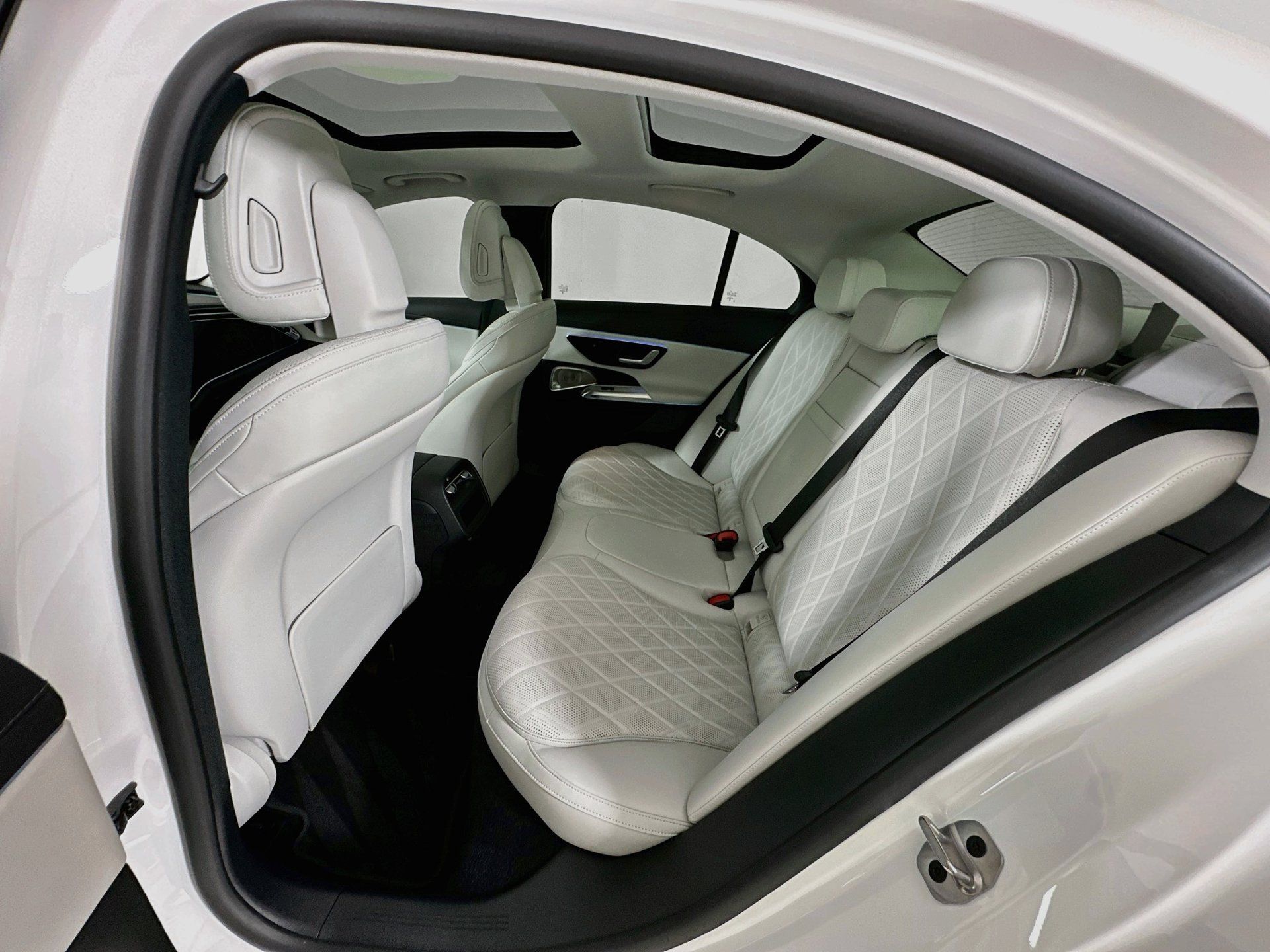 Used 2025 Mercedes-Benz E 450 4MATIC Sedan image 27