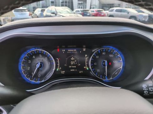 Used 2025 Chrysler Pacifica Limited FWD image 22