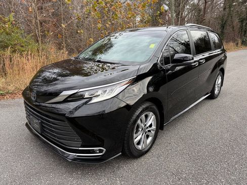 Used 2023 Toyota Sienna Limited image 2
