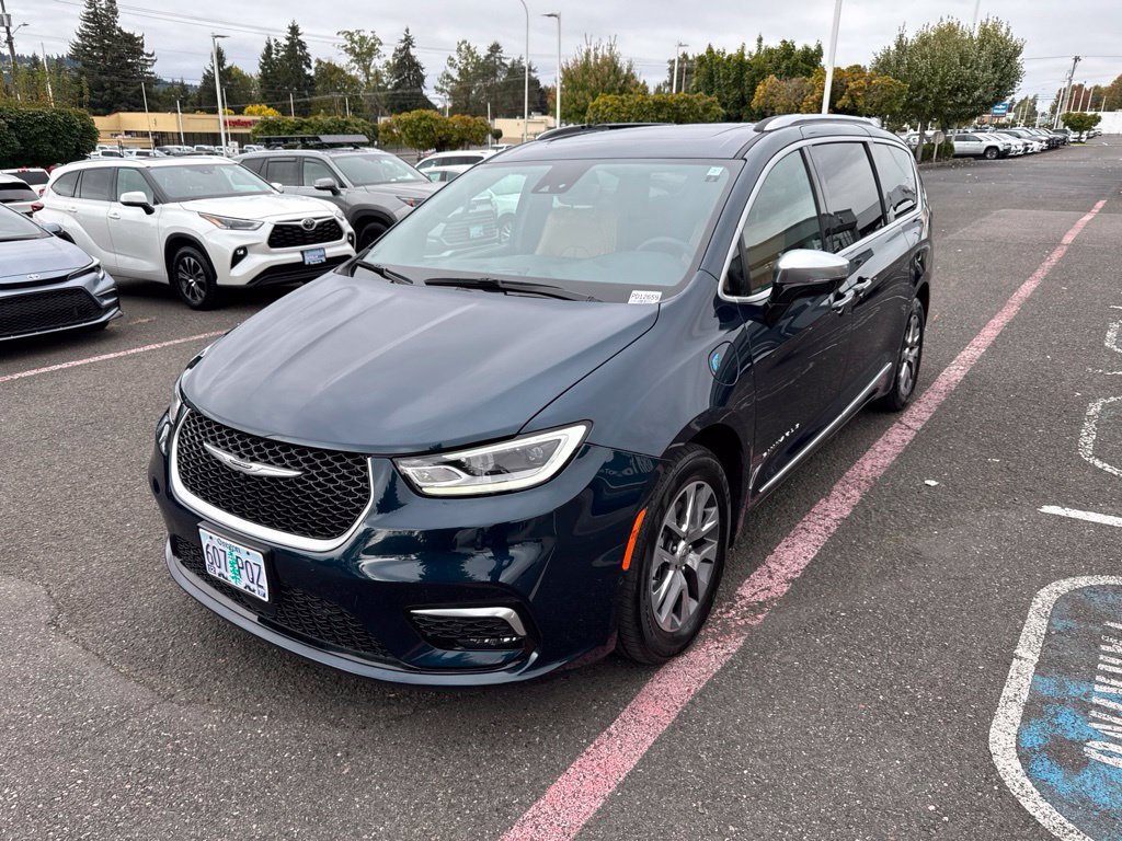 Used 2023 Chrysler Pacifica Pinnacle FWD image 3