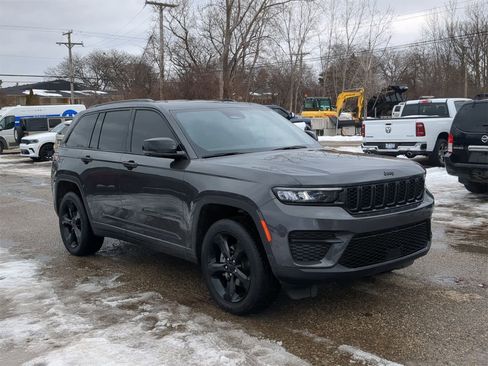 Certified 2024 Jeep Grand Cherokee Altitude image 16