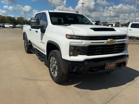 Used 2024 Chevrolet Silverado 2500 Custom w/ Custom Value Package image 2
