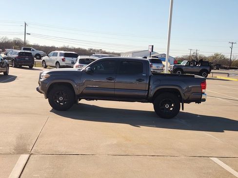 Used 2017 Toyota Tacoma SR5 w/ Tow Package image 4