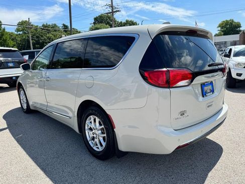 Used 2020 Chrysler Pacifica Touring w/ Cold Weather Group FWD image 5