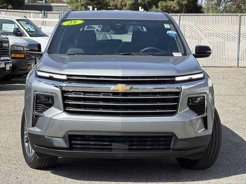 Used 2025 Chevrolet Traverse LT AWD/4WD image 2