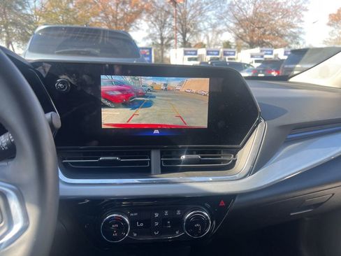 Used 2025 Chevrolet Trax LT w/ LT Convenience Package image 3