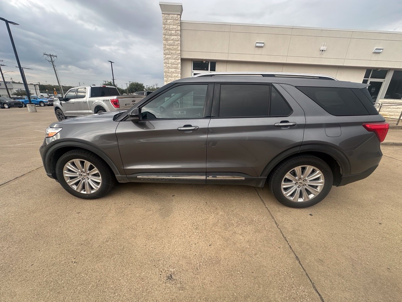 Used 2022 Ford Explorer Limited w/ Equipment Group 301A RWD image 8