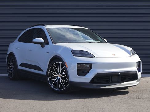 Certified 2025 Porsche Macan 4 Electric AWD/4WD image 8