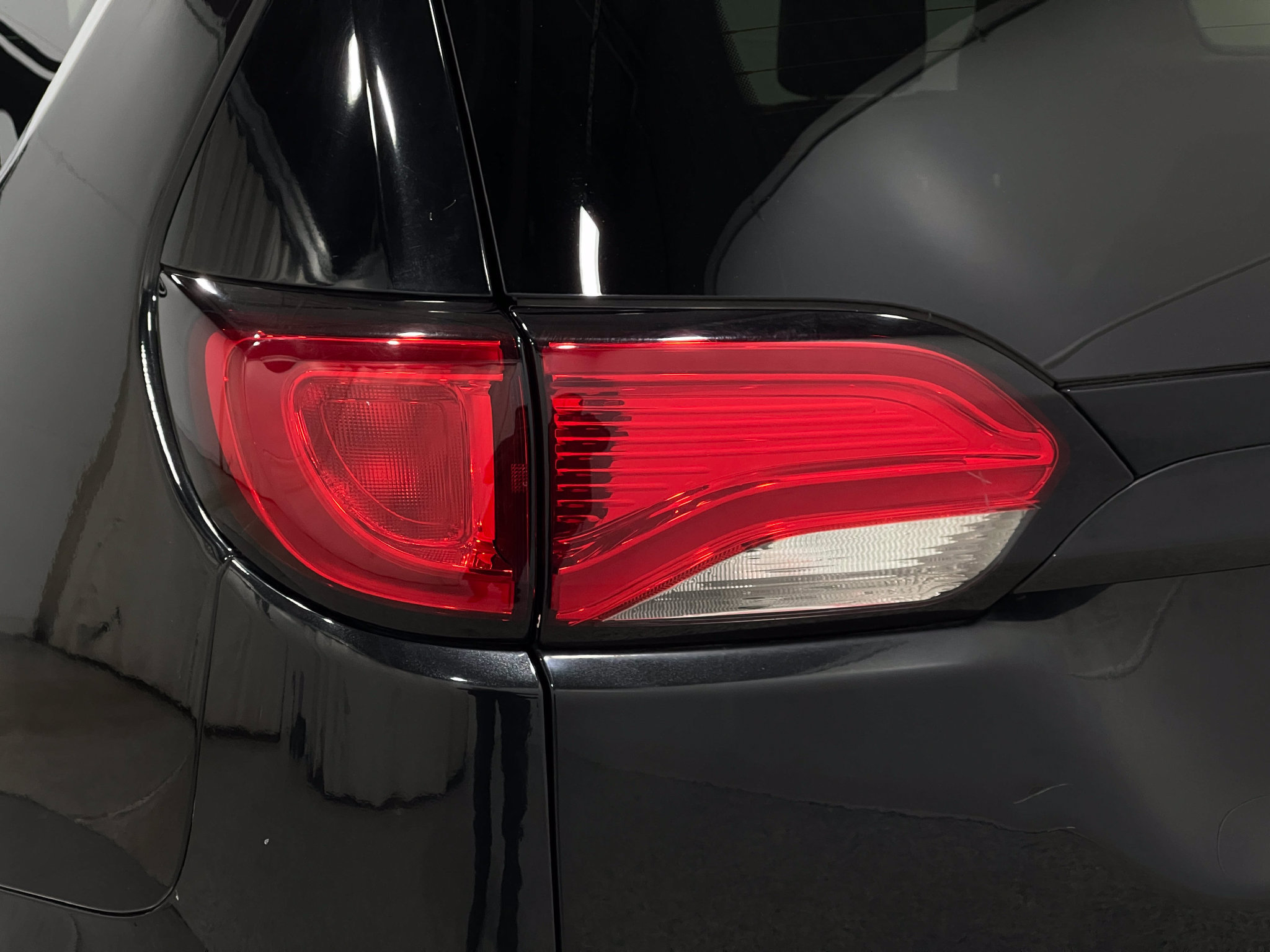Used 2018 Chrysler Pacifica Limited w/ Tire & Wheel Group FWD image 37