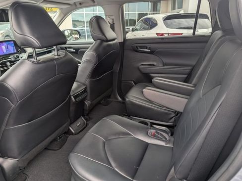 Used 2023 Toyota Highlander XLE FWD image 17