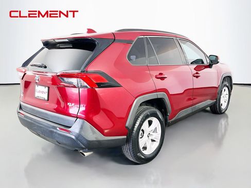 Used 2021 Toyota RAV4 XLE w/ Convenience Package FWD image 7