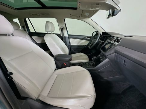 Used 2020 Volkswagen Tiguan SEL AWD/4WD image 43