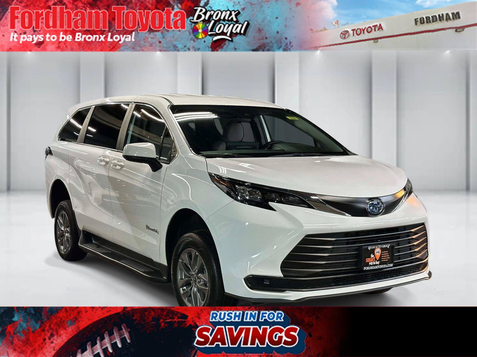 Used 2026 Toyota Sienna LE FWD image 1