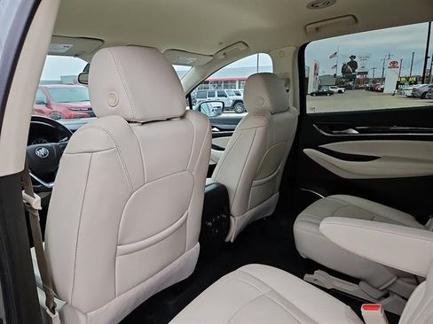 Used 2024 Buick Enclave Essence image 9