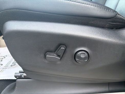 Used 2024 Chrysler Pacifica Touring-L image 23