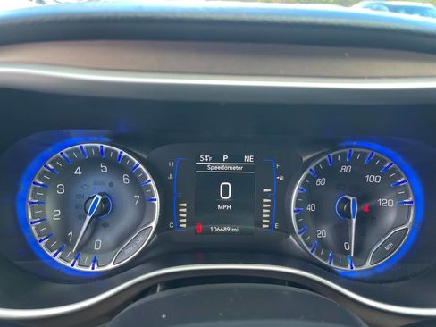 Used 2018 Chrysler Pacifica Touring-L image 19