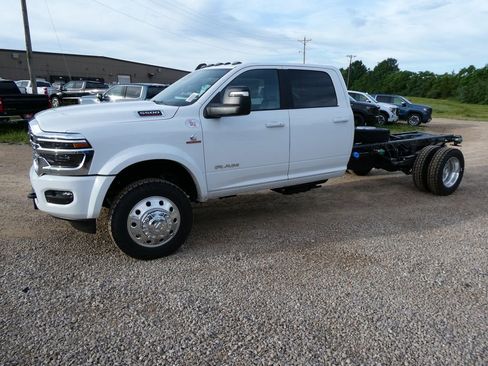 New 2026 RAM 5500 4x4 Crew Cab w/ Laramie Trim Package image 7