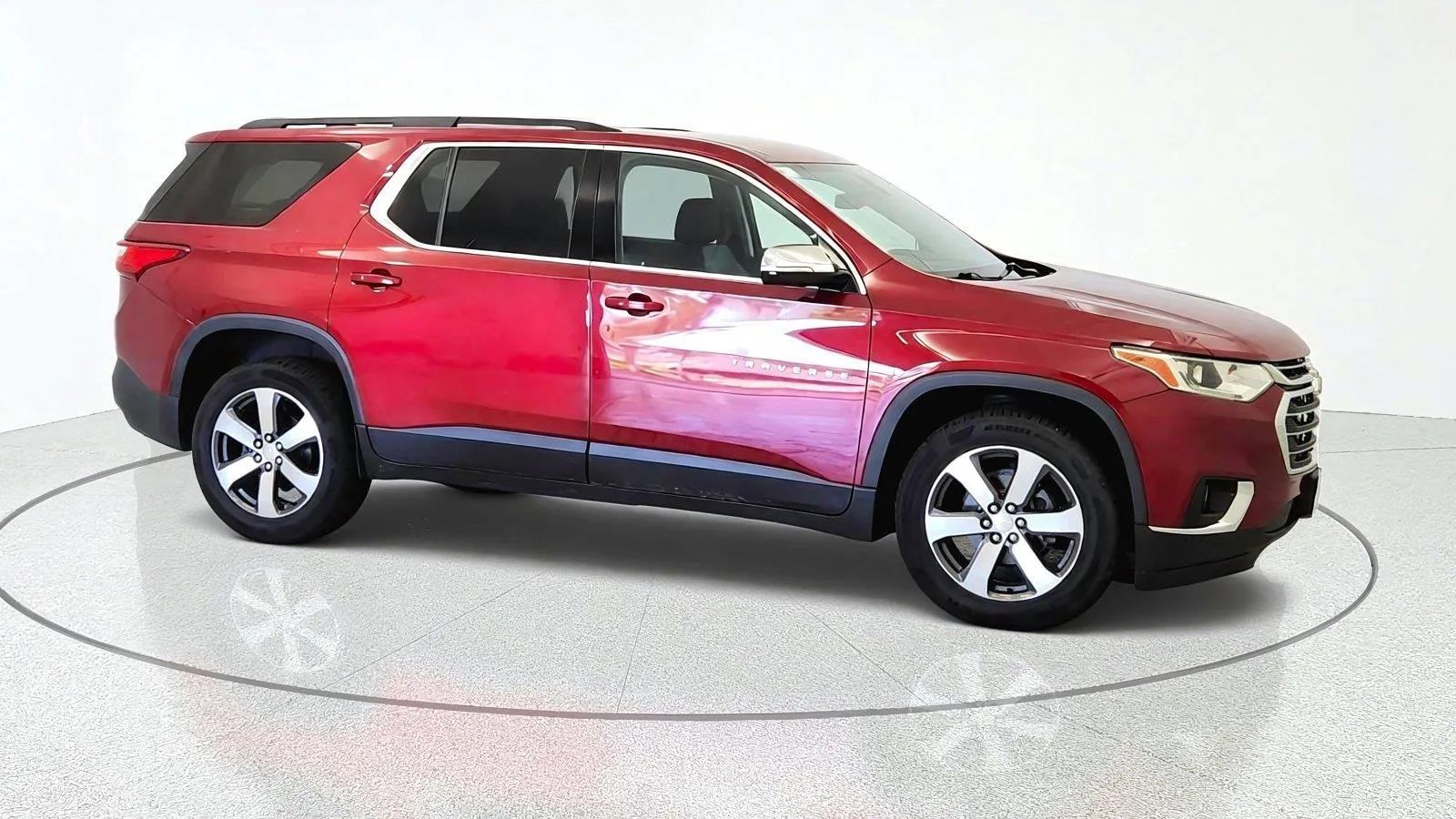 Used 2019 Chevrolet Traverse LT w/ LT Premium Package AWD/4WD image 2