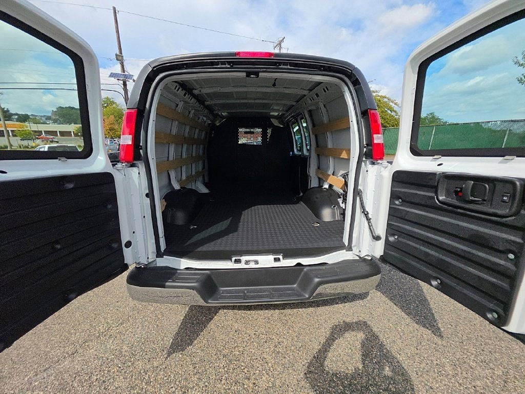 Used 2025 Chevrolet Express 2500 w/ Driver Convenience Package RWD image 24