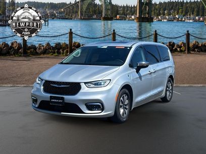 Used 2023 Chrysler Pacifica Limited w/ Uconnect Theater Family Group