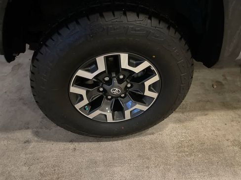 Used 2019 Toyota Tacoma TRD Off-Road image 10