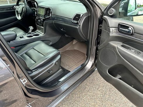 Used 2020 Jeep Grand Cherokee Overland AWD/4WD image 19