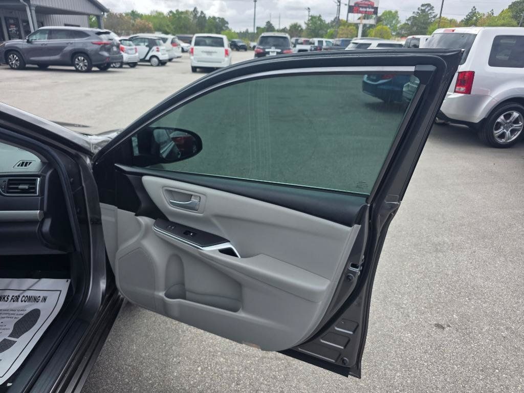 Used 2017 Toyota Camry SE FWD image 10
