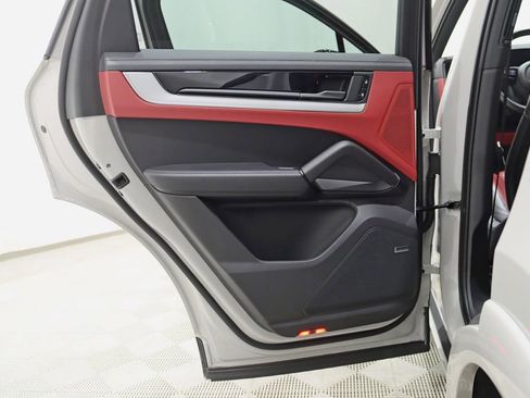 Used 2024 Porsche Cayenne image 38