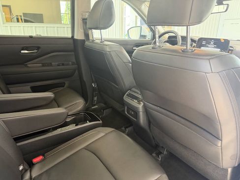 Used 2025 Nissan Pathfinder SL w/ SL Premium Package AWD/4WD image 32