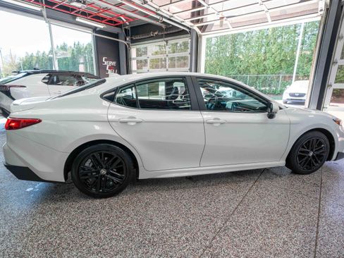 Used 2025 Toyota Camry SE FWD image 4