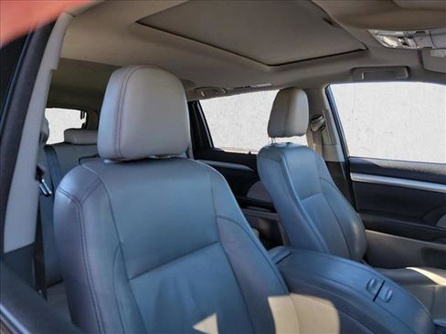Used 2016 Toyota Highlander XLE image 15