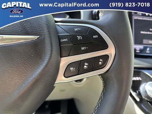 Used 2024 Chrysler Pacifica Touring-L FWD image 23