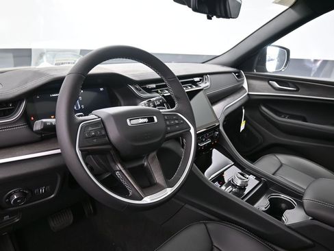 New 2025 Jeep Grand Cherokee Limited w/ Luxury Tech Group II image 23