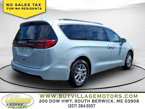 Used 2022 Chrysler Pacifica Touring FWD image 4