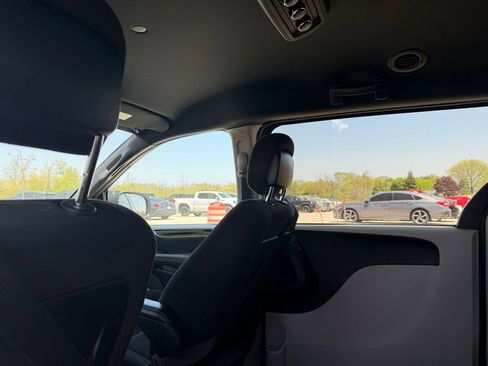 Used 2014 Dodge Grand Caravan SE FWD image 3